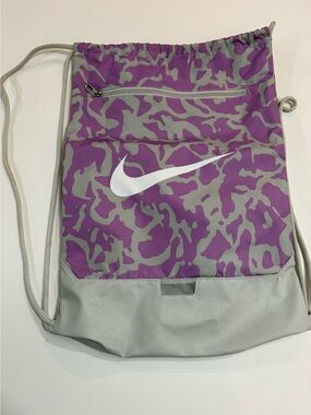 nike advance drawstring backpack ADVNC Custom Max Air Lacrosse Sling It! Lacrosse The Nike Brasilia 18L Gymsack is a versatile accessory for athletes on the move Nike Brasilia 9.5 Training Gym